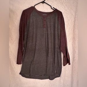Comfy cotton & polyester vintage fit pullover shirt.